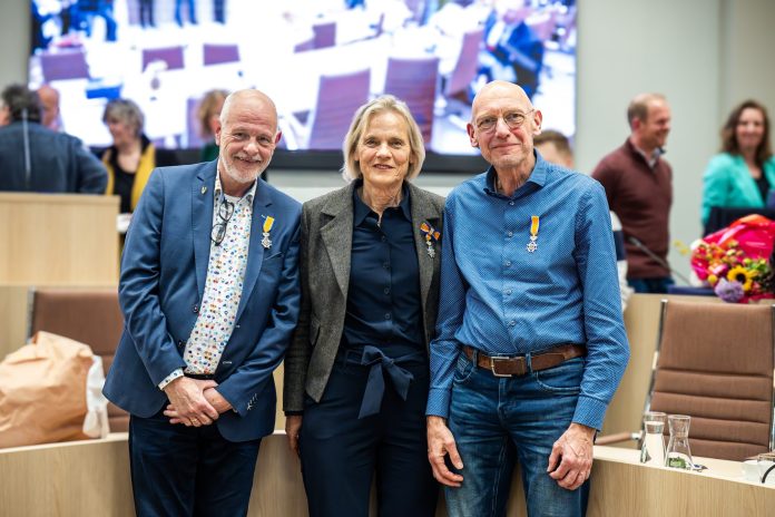 Raadsleden Sytze Holtrop (ChristenUnie) Jeltsje Piersma (FNP) en Roel Roelevink (CDA) ontvingen dinsdagavond een Koninklijke Onderscheiding.