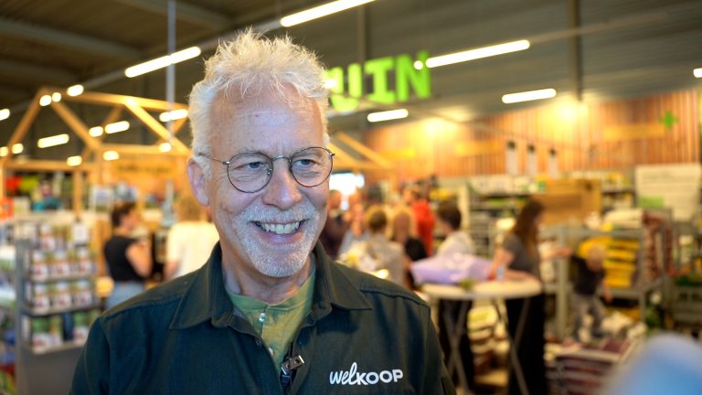 “Sible ís Welkoop”: van 38 jaar klanten helpen nu naar Omrop Fryslân