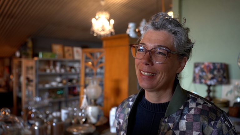 Van kale loods naar brocante: “Der sit in ferhaal efter dy produkten”