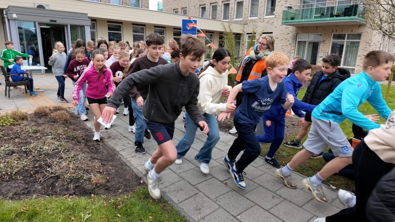 Kinderen rennen tussen de rollators voor bijzondere sponsorloop