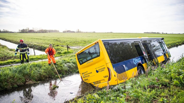 Bus in het water bij Terherne