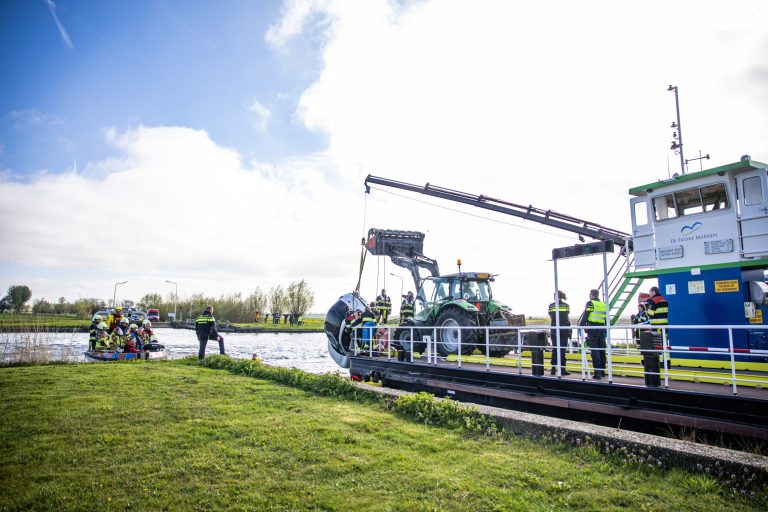Brommobiel bij pont Langweer te water gegaan: bestuurder overleden