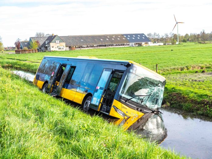 Bus in het water bij Terherne