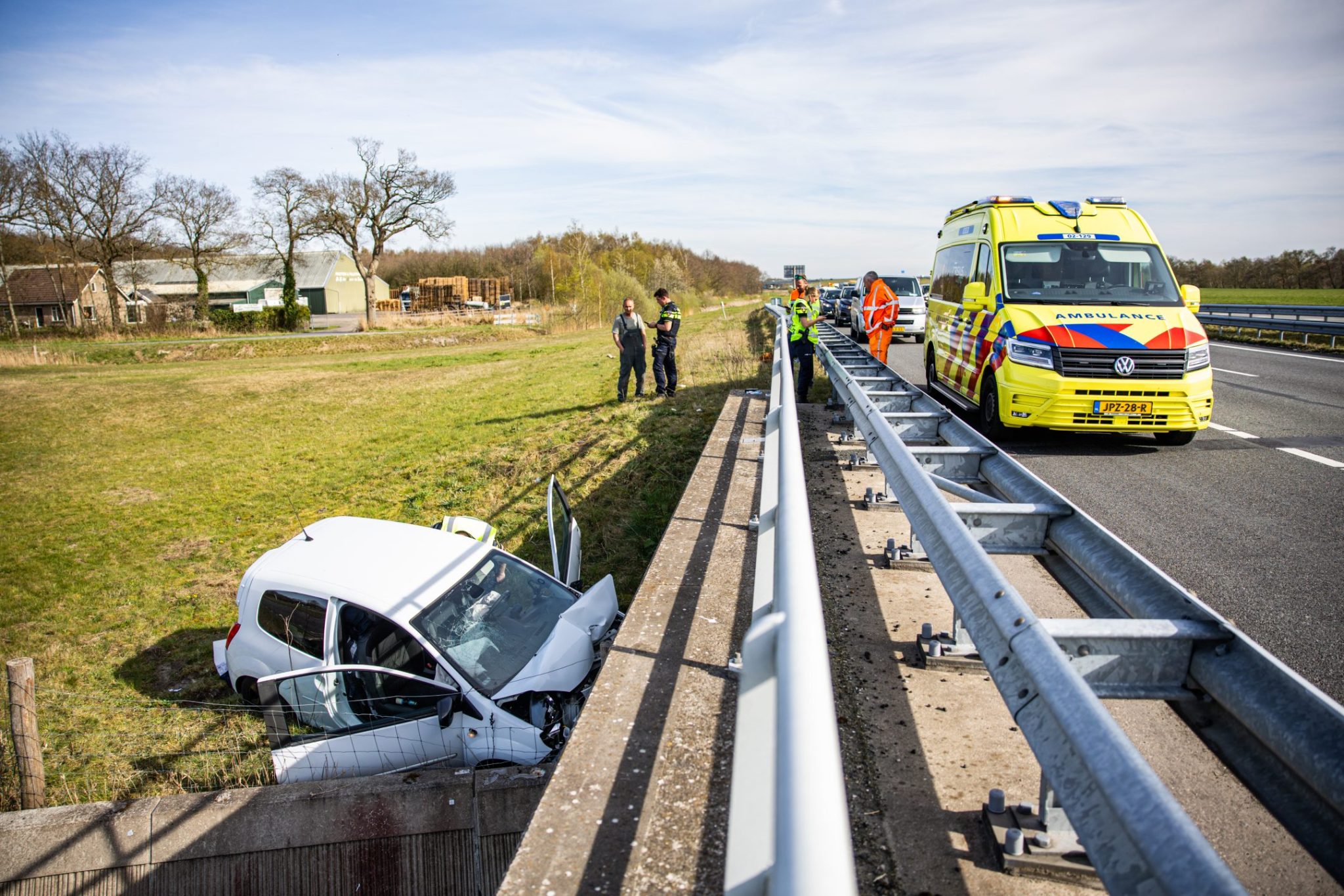 Auto tegen viaduct A7 Scharsterbrug