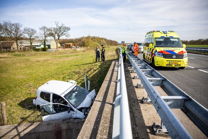 Auto tegen viaduct A7 Scharsterbrug