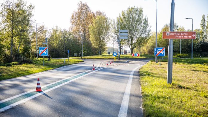 De N359 (Sudersewei) bij Sondel is vanwege het ongeluk in beide richtingen afgesloten.