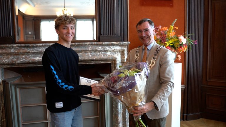 Zilveren medaille voor heldendaad van Jesse: “Dan haw ik it mar even kâld”