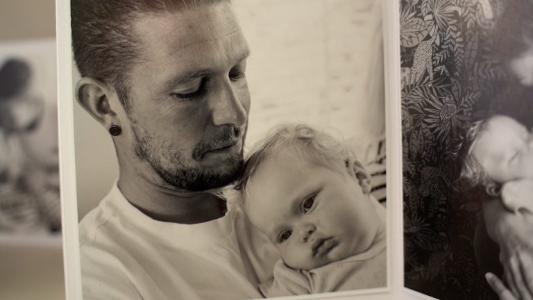 Sven Nagelhout en zijn vrouw verloren vorig jaar augustus onverwacht hun tien maanden oude dochter Aniek aan de gevolgen van een zeer zeldzame hersentumor.
