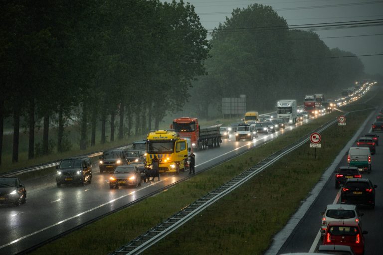 Forse schade bij kopstaartbotsing op A7 bij Oudehaske