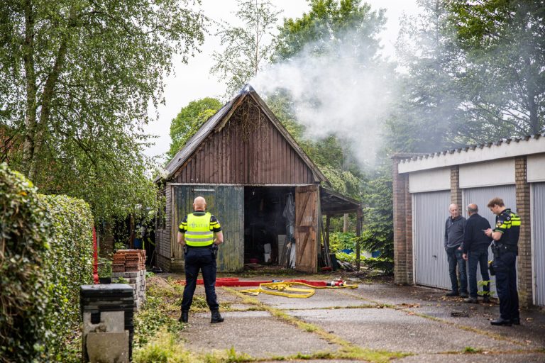 Brand in schuur achter woning in Sint Nicolaasga