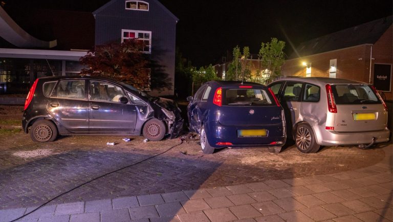 Automobilist onder invloed botst op geparkeerde auto’s in Joure