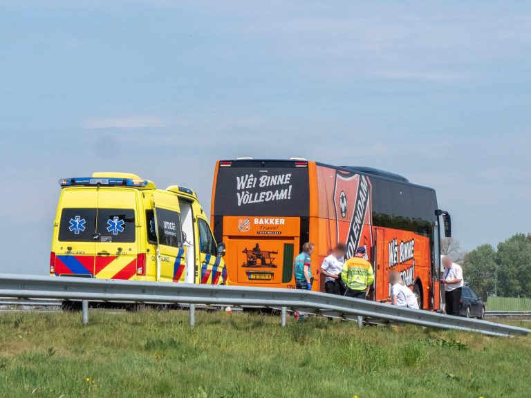Speler van FC Volendam onwel in bus op A7 Haskerhorne