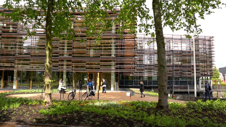Verbouwing gemeentehuis Joure klaar: ”Een mooi visitekaartje voor De Fryske Marren”