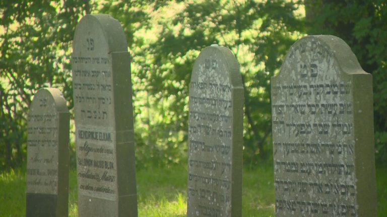 Eeuwenoude Joodse begraafplaats bij Lemmer opgeknapt: “Zwerfkeien zijn symbolisch”