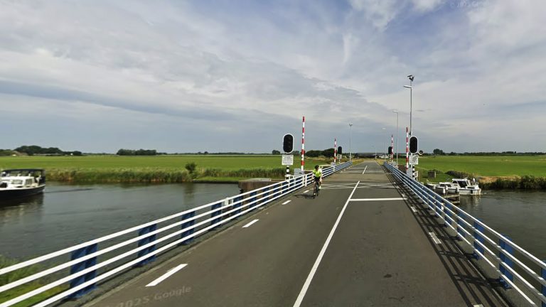 Jaansleatbrug bij Langweer niet bediend door defect