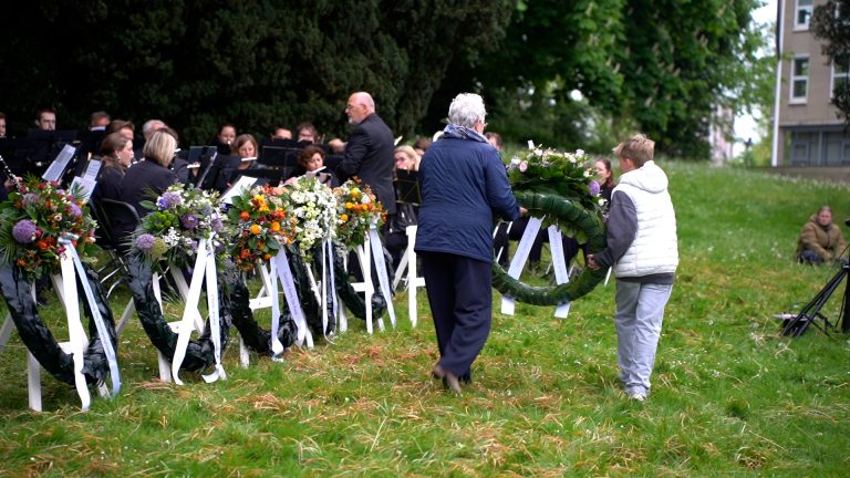 Herdenking Joure trekt jong en oud: “Der is gjin oarloch no en dat wolle wy graach sa hâlde”