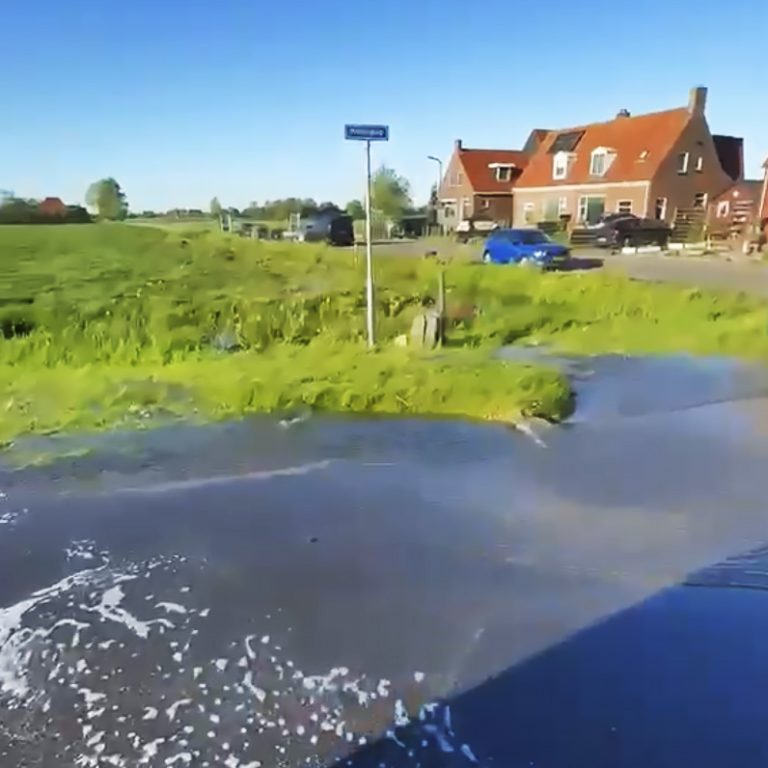 Leidingbreuk zorgt voor wateroverlast en verminderde watervoorziening in omgeving Echtenerbrug