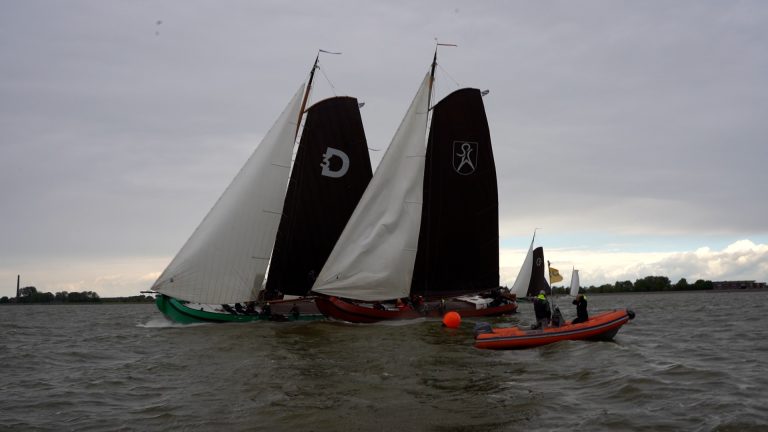 Veel wind en uitgestelde races bij Lemmer Ahoy: “De skûtsjes waaiden hier door de baai heen”