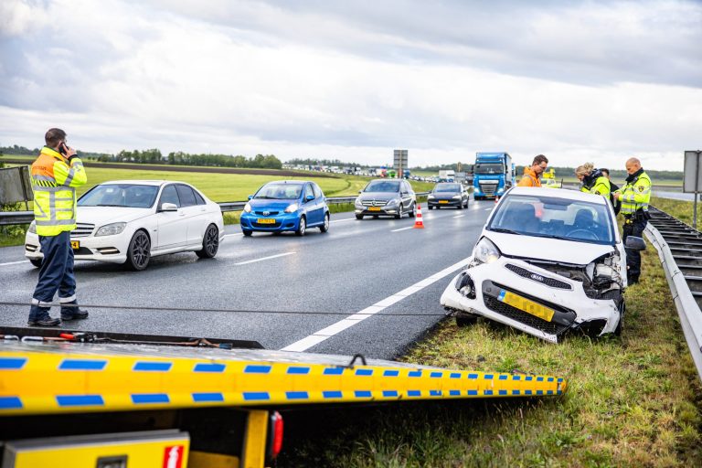 File op A6 bij Scharsterbrug na botsing tussen auto en vrachtwagen