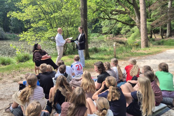 Wethouder Jan van Zanden opende het avontuur samen met groep 7/8 van basisschool De Wallikker uit Oudemirdum.