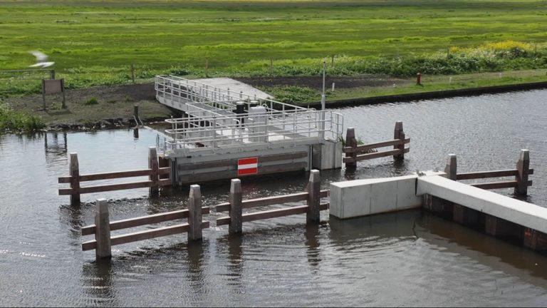 Deze nieuwe sluis bij Akmarijp moet hoogwater tegengaan