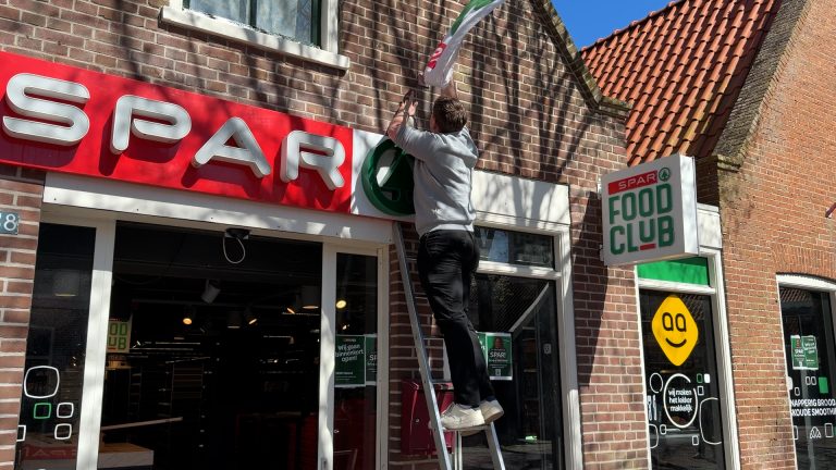 Woudsender Thomas Hoekman neemt Vlielander supermarkt over