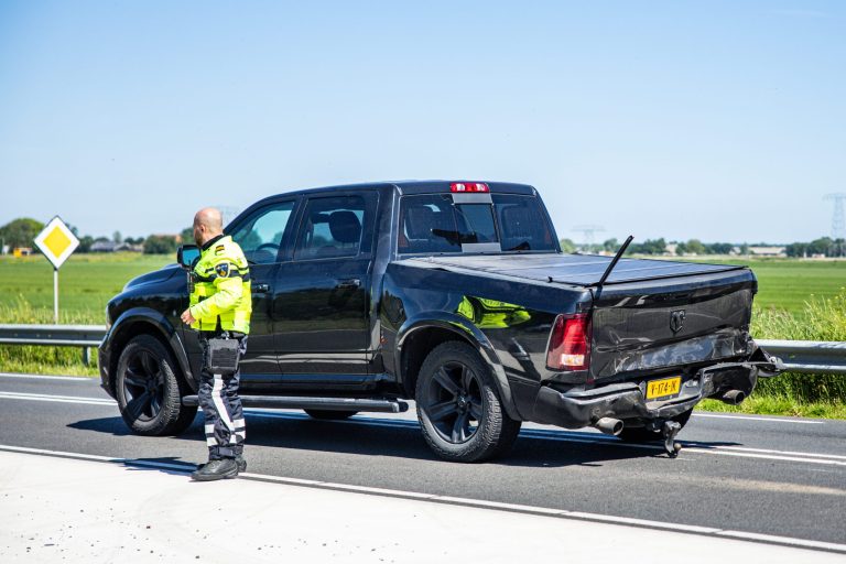 Forse schade na botsing tussen personenauto en pick-up bij Follega
