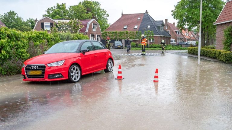 Straat onder water in Sint Nicolaasga