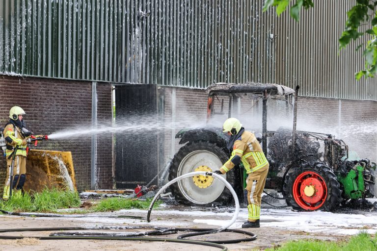 Tractor brandt uit op erf in Haskerdijken
