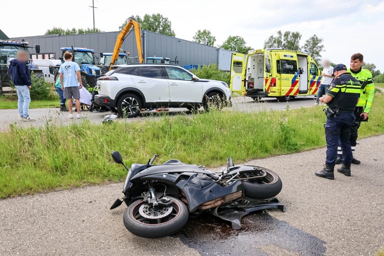 Motorrijder gewond bij aanrijding met auto in Heerenveen