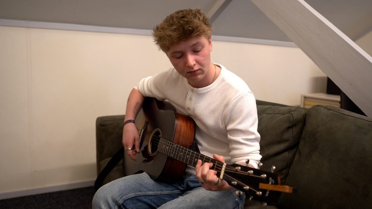 Twee stemmen, één verhaal: “Ik wil niet bekendstaan om mijn transitie, maar om de muziek die ik maak”