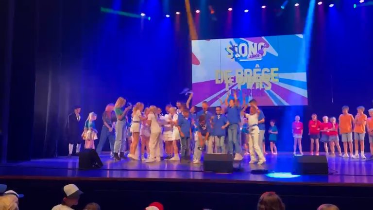 OBS De Brêge wint SjONG Junior: ‘Ik krijg nog steeds tranen in mijn ogen’