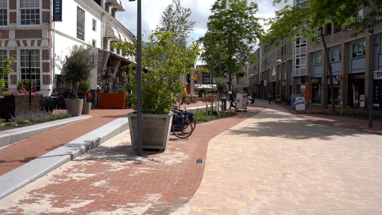 Vernieuwd Gemeenteplein in Heerenveen weer open: ‘Het was eerst saai’
