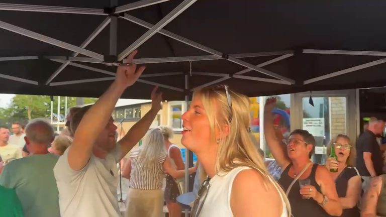 Met vochtige ogen neemt VV Lemmer afscheid: “Ik hie net ferwachte dat de emoasje sa heech oprinne soe”