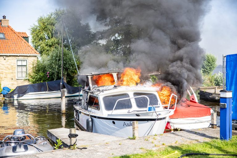 Boot brandt uit in Oosterzee: 1 persoon gewond