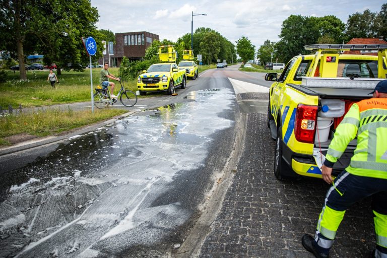 Brommer onderuit door spekgladde weg in Joure