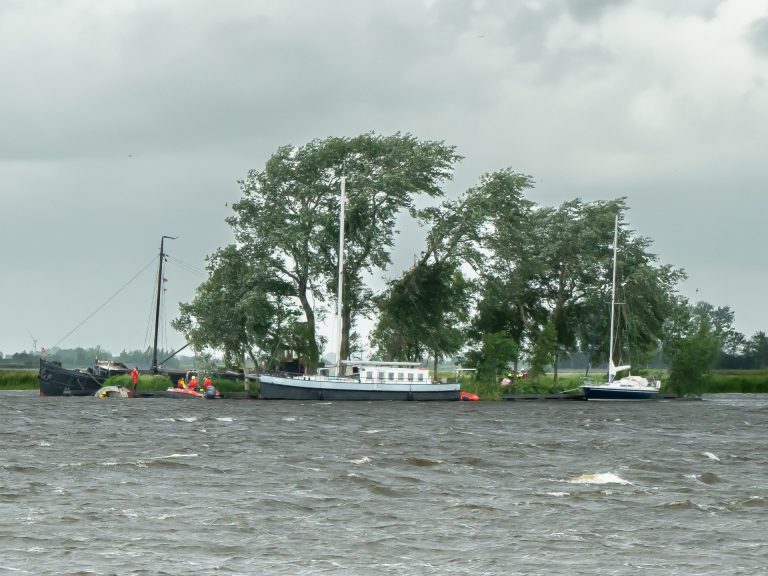 Hulpdiensten in actie voor personen te water bij Terherne