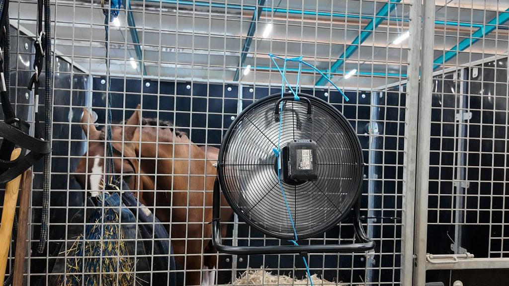 Ventilator hangt aan de paardenboxen (Foto: RTV Spannenburg) 