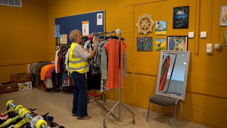 Na winterjassen ook gratis zomerjurkjes bij Stichting Caleidoscoop