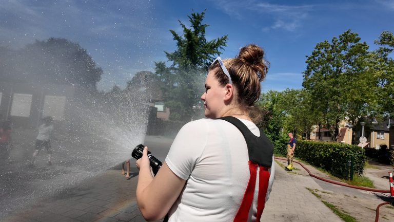 VIDEO: Brandweer Balk brengt verkoeling bij OBS De Bolster