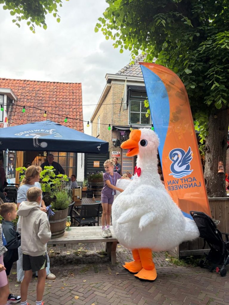 Naam nieuwe zwaanmascotte van Langweer bekend: Pieter de Zwaan