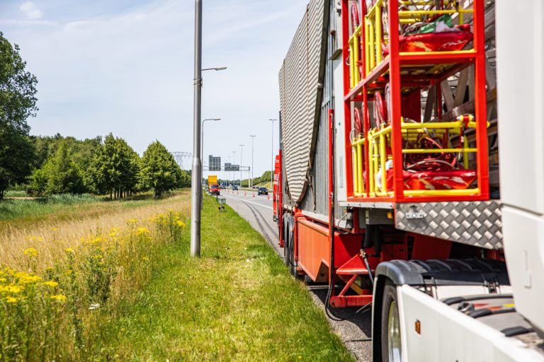 Afrit A32 afgesloten door vrachtwagen met pech