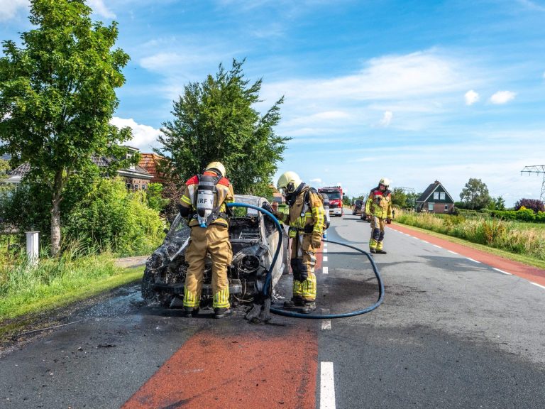 Auto uitgebrand op N354 Follega
