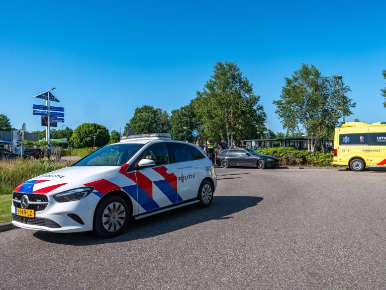 De fietser is per ambulance overgebracht naar het ziekenhuis