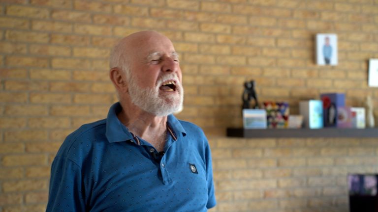 Muziek van Friese zanger (77) nu voor iedereen te beluisteren: “Triennen yn’ e eagen”