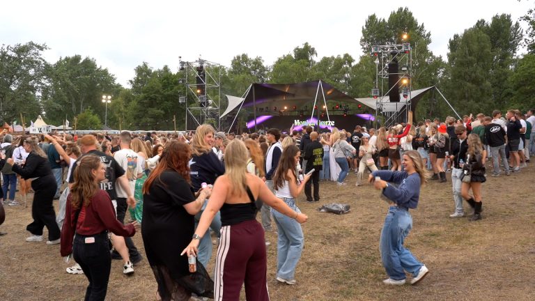 Dansen en sjansen bij Beachrockers: “We weten nog niet hoe we thuis komen”