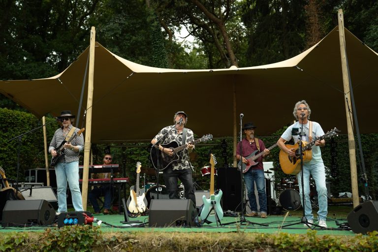 Peace yn Riis in overvolle theatertuin groot succces