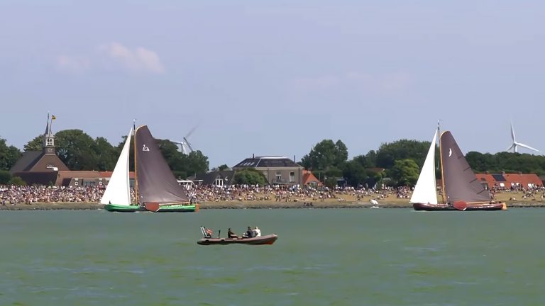 Skûtsje van Langweer klimt uit dal bij SKS in Stavoren, Grou is heer en meester