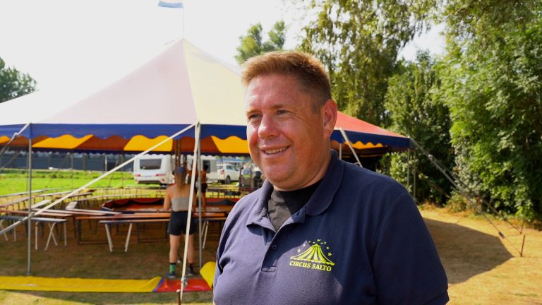 Circus strijkt neer in Langweer: “kinderen hebben een andere spanningsboog”