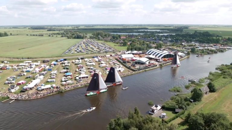 Akkrum blijft Grou voor bij fotofinish skûtsjesilen op De Veenhoop